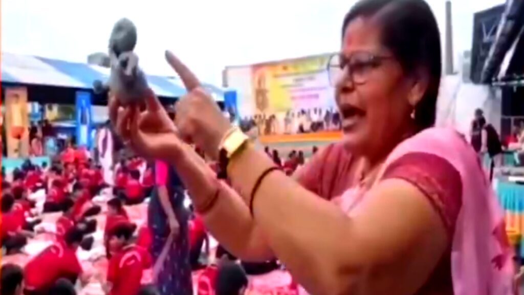 ভারতে শিক্ষার্থীদের দিয়ে গণেশের মূর্তি তৈরির অভিযোগ?