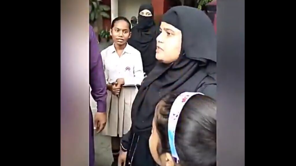 ভারতে মুসলিমদের বয়কটের ডাক ও বোরকা বিতর্ক